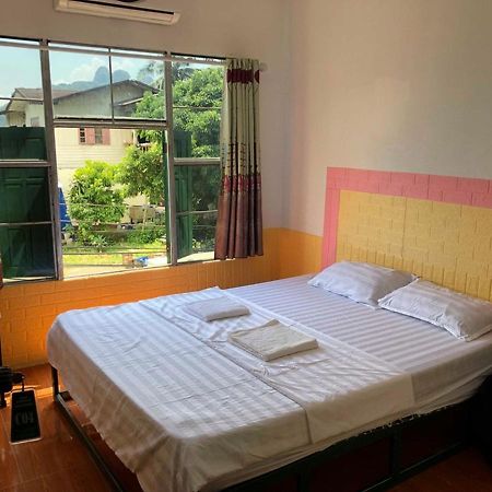 Army Barracks Guesthouse Vang Vieng Esterno foto