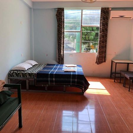 Army Barracks Guesthouse Vang Vieng Esterno foto