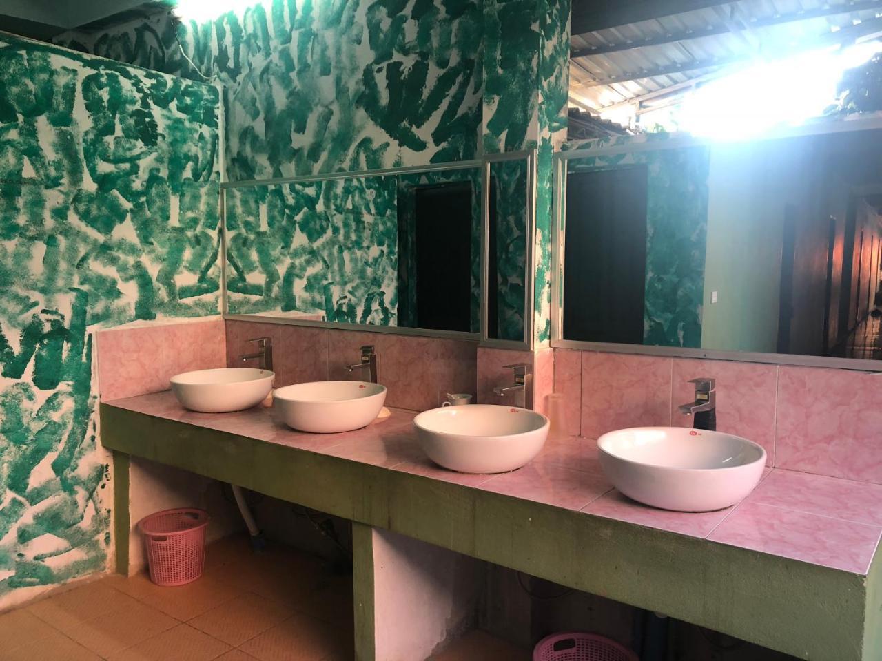 Army Barracks Guesthouse Vang Vieng Esterno foto