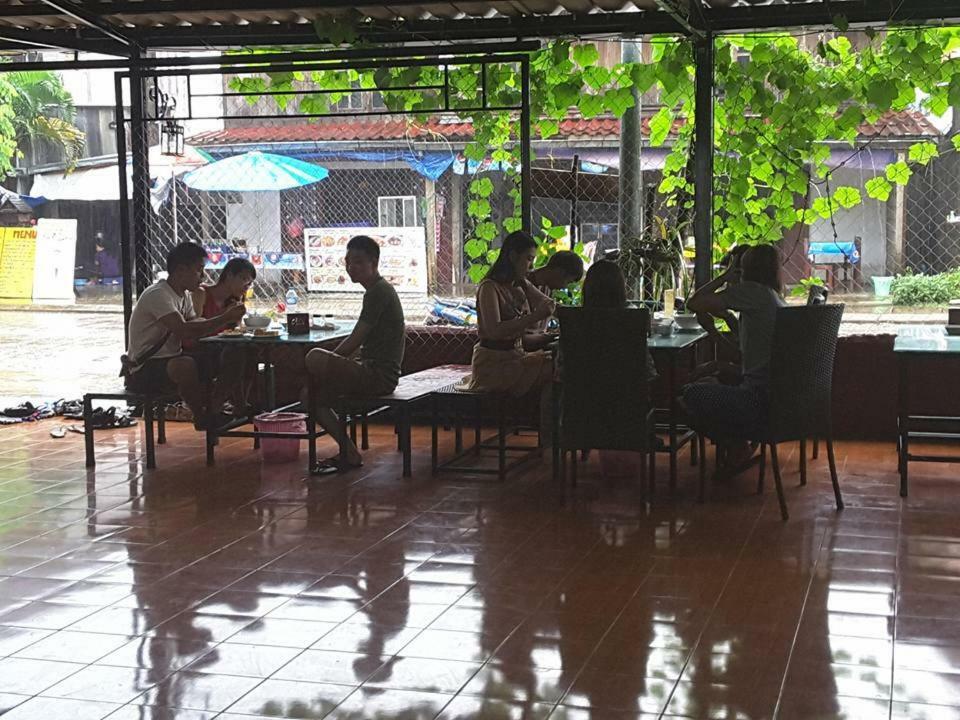 Army Barracks Guesthouse Vang Vieng Esterno foto
