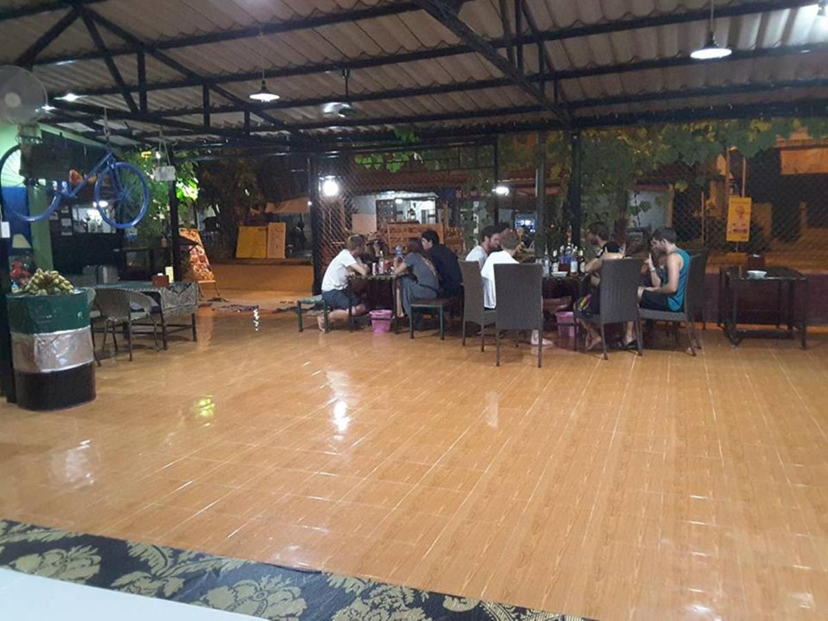 Army Barracks Guesthouse Vang Vieng Esterno foto