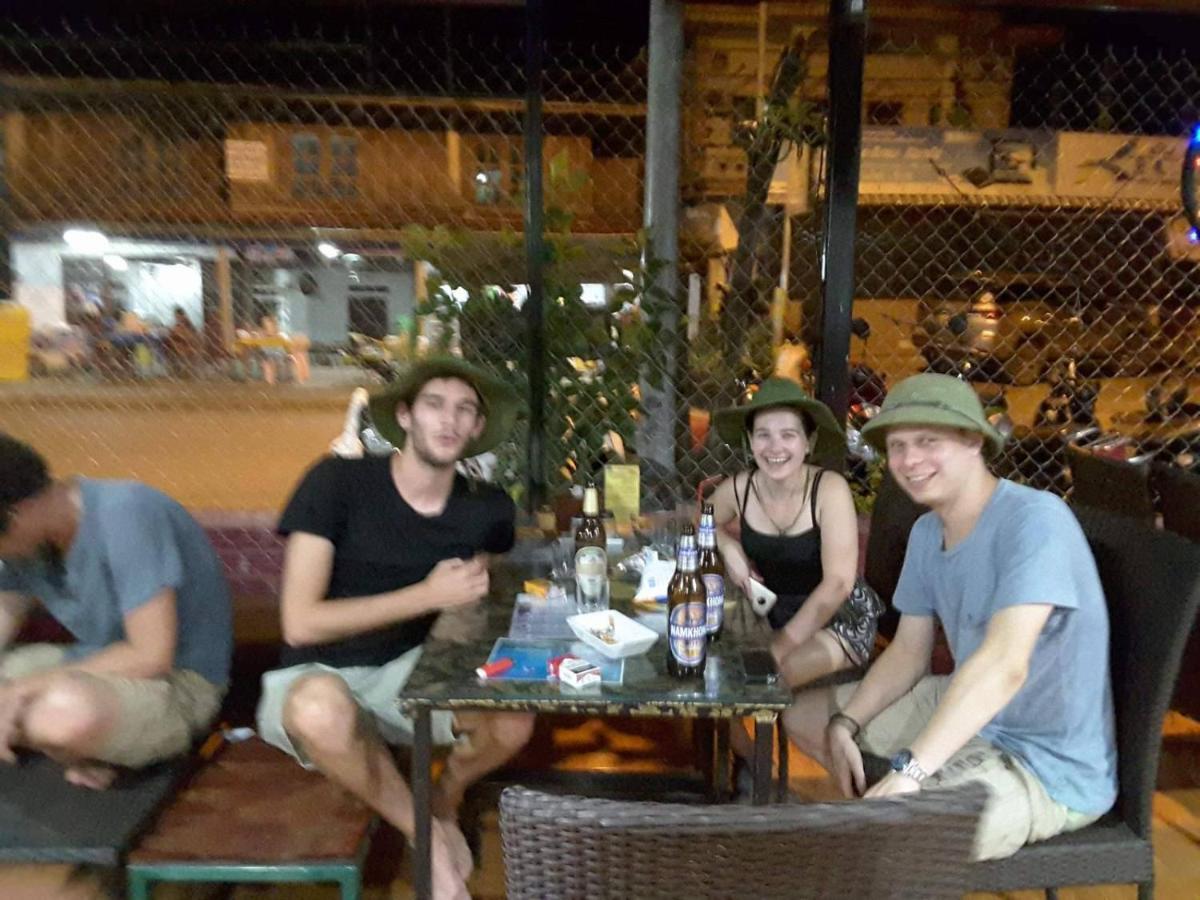 Army Barracks Guesthouse Vang Vieng Esterno foto