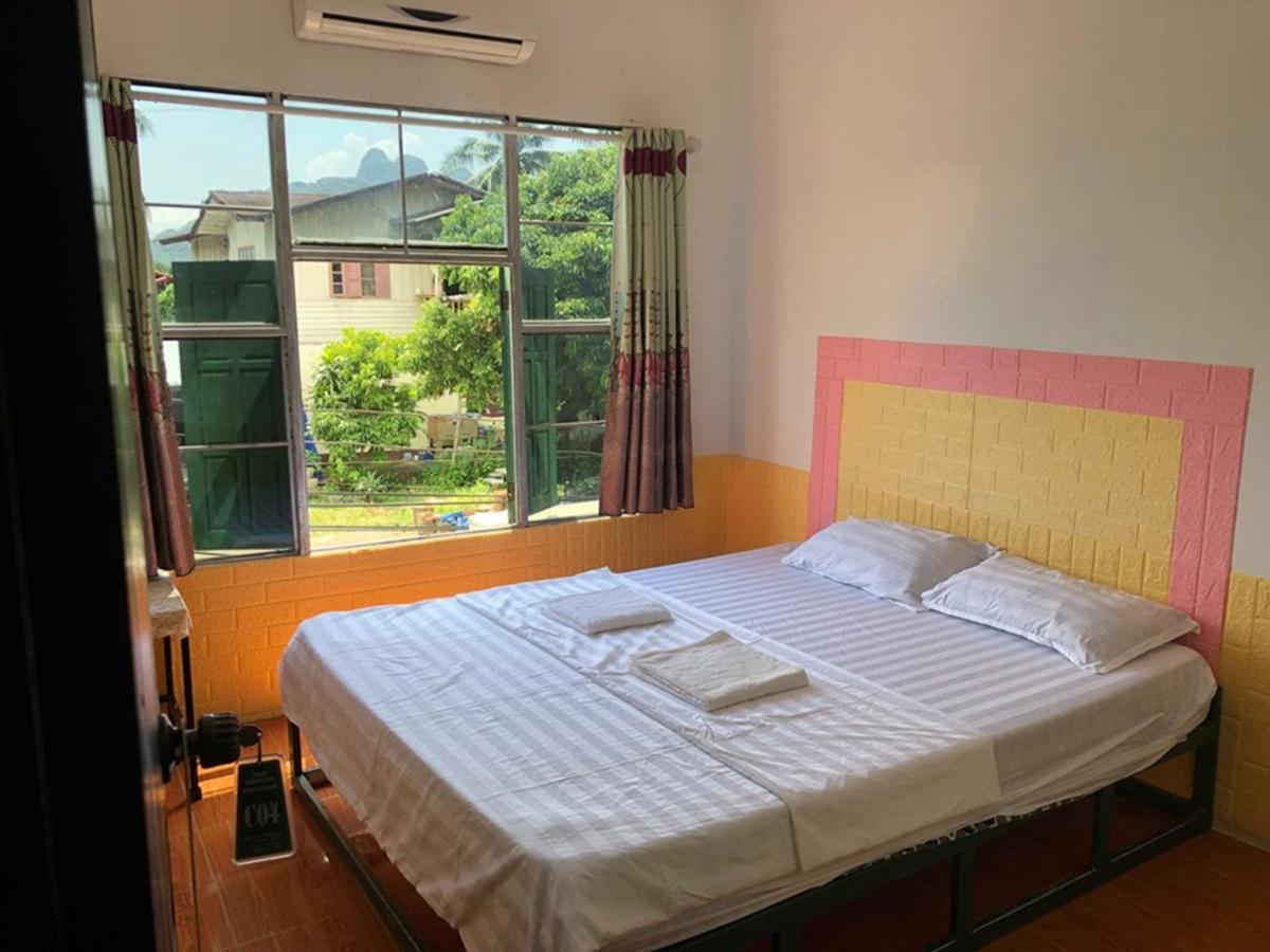Army Barracks Guesthouse Vang Vieng Esterno foto