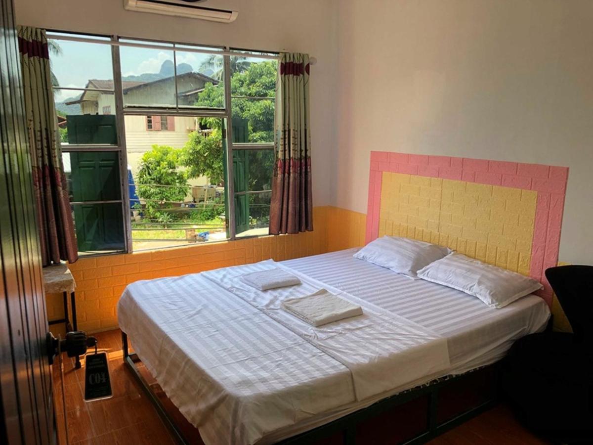 Army Barracks Guesthouse Vang Vieng Esterno foto